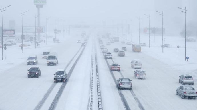 Снегопады в Украине: как областные центры справляются со снежным циклоном